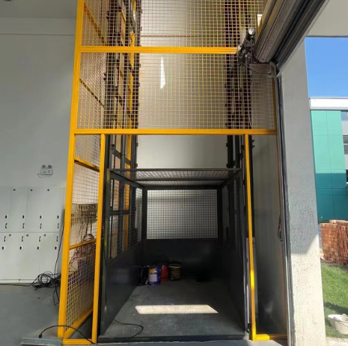 新建导轨式升降机助力物流园破解运输难题